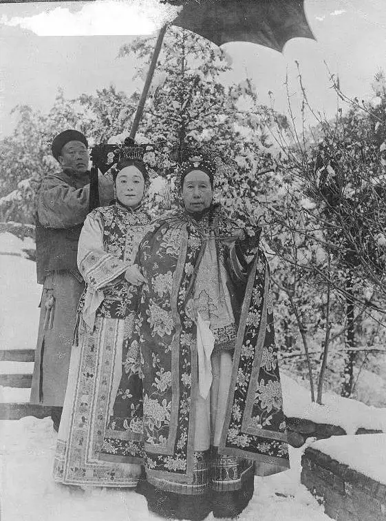 1900年，慈禧狼狈逃窜至山西首富家，临行时，慈禧让乔家借她10万两，乔致庸扑通