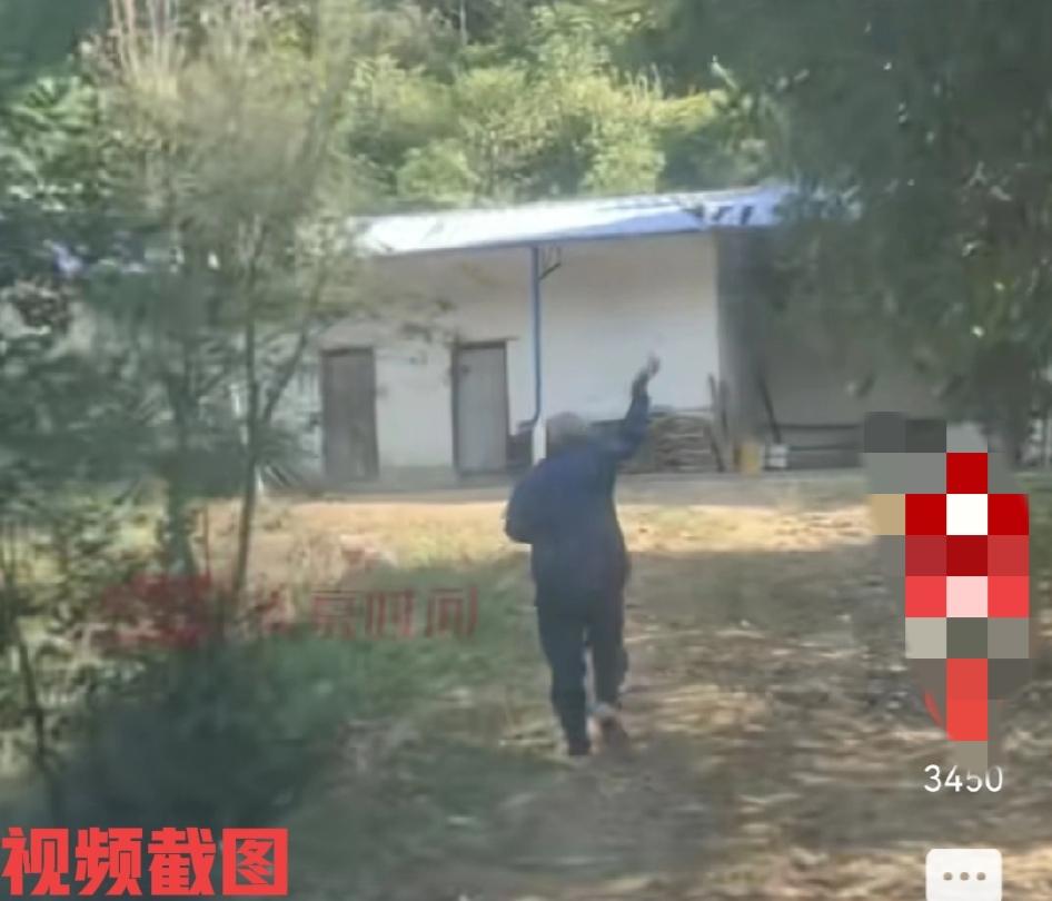 江西赣南有夫妻二人驱车。此刻夫妻二人赶往一地，只为看初中老师，在来之前与老师