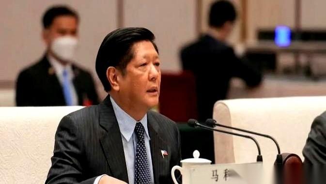 堂堂一国总统，现在连大门都不敢迈出一步，只能躲在屋里当缩头乌龟。你敢信？这就是