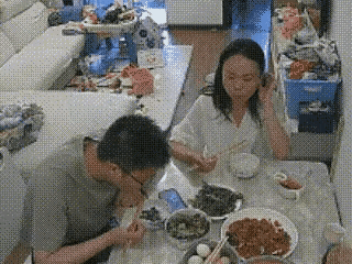 夫妻俩正在吃饭，丈夫突然看到自己碗里有一根长头发，他把头发拿了起来，看着妻子说：