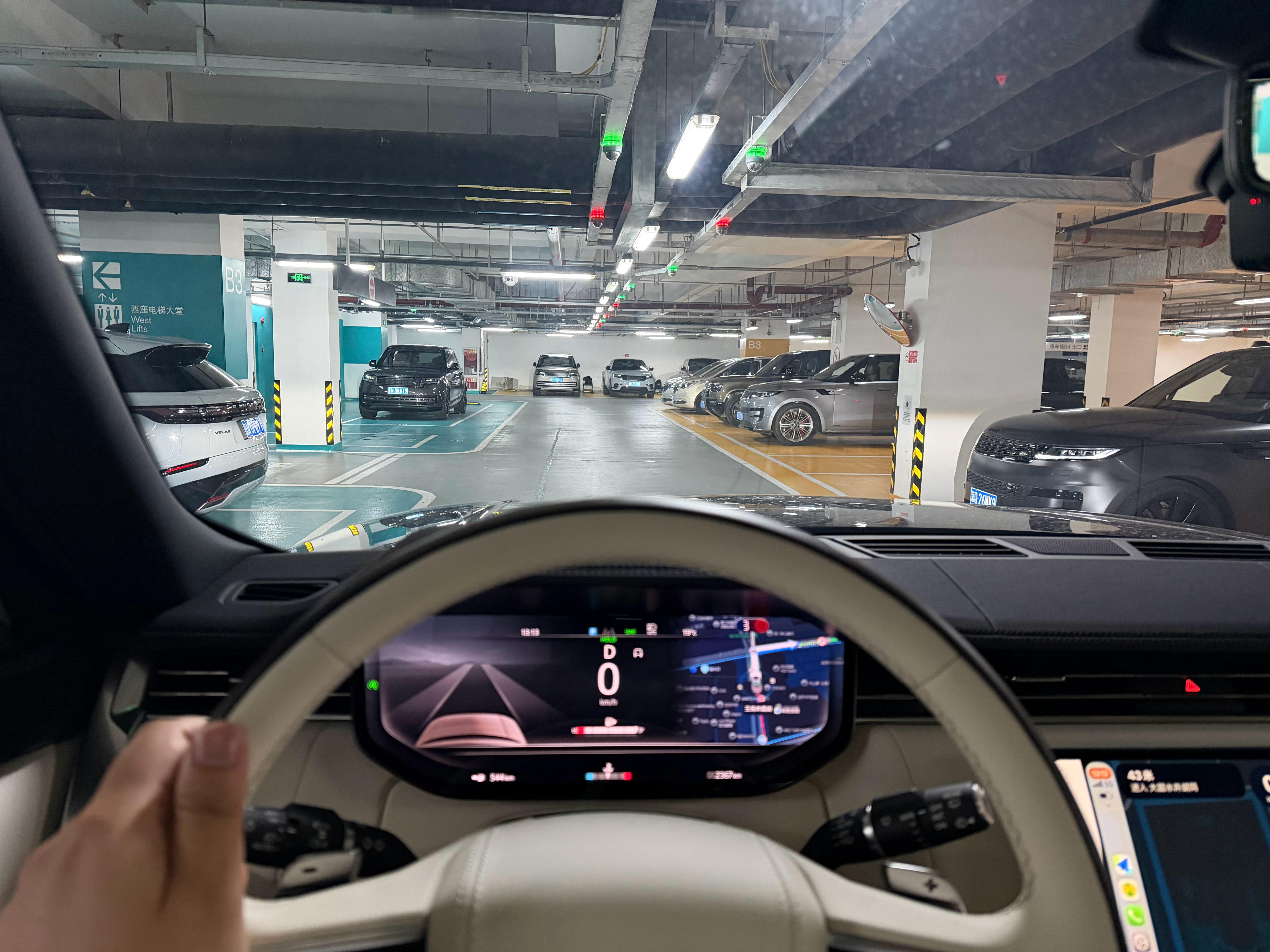 我这是扎进了揽胜的老窝了吗？误闯天家了…