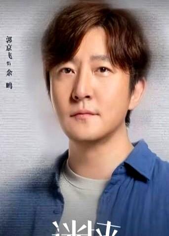 央视八套新剧《迷墙》真敢拍，郭京飞和任素汐演的中年夫妻，装修老破小，一锤子下去，