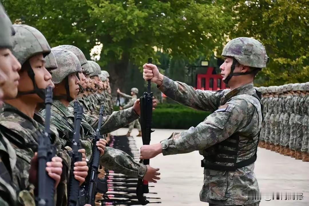 新兵授枪的画面，看着就特别的震撼，展现了军人的阳刚气质和威武之姿！从小就非常崇拜