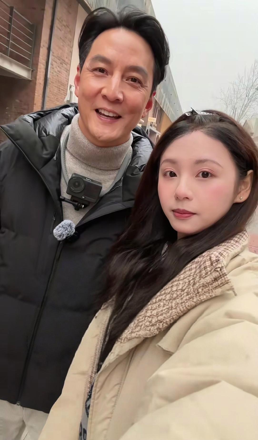 43岁吴彦祖在北京被偶遇，他脸发福了好多，微笑和网友合照好亲切