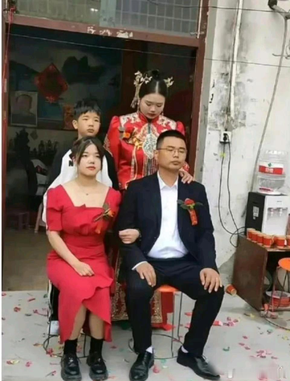 不懂就问，这照片里谁才是新娘啊？