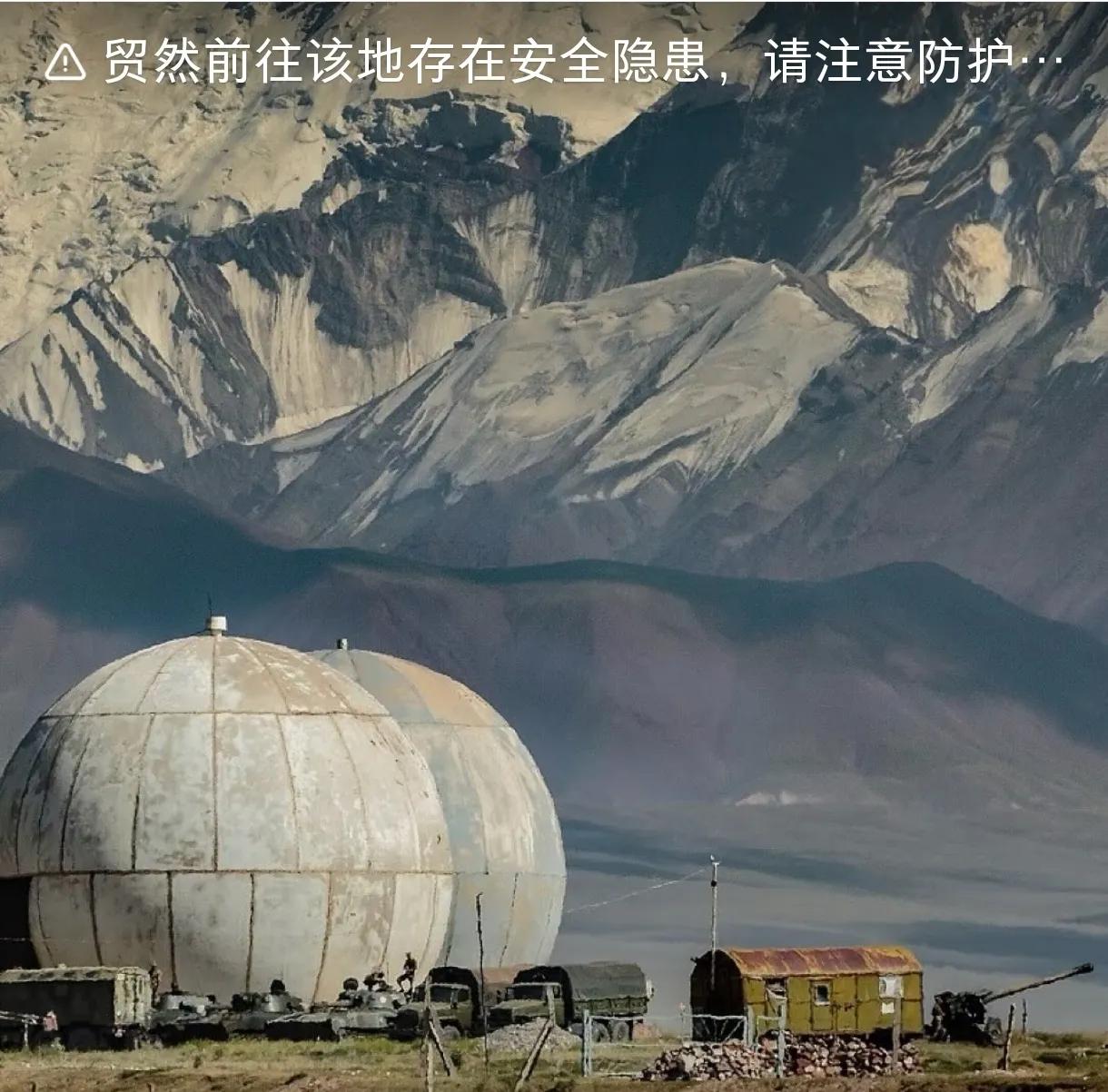 吉尔吉斯斯坦荒漠中的冷战遗迹，曾经用来监视东大。在吉尔吉斯斯坦南部萨雷塔什