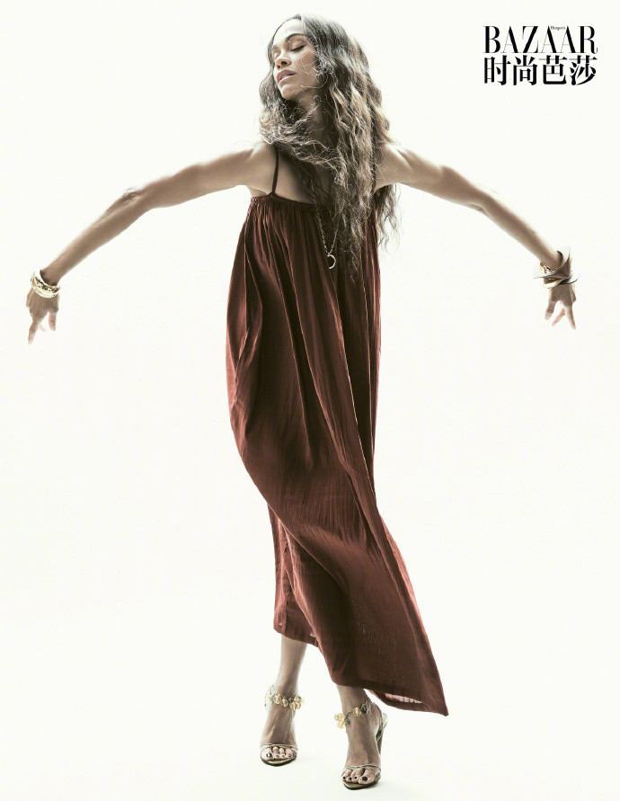 赏图bot佐伊·索尔达娜，《时尚芭莎》，摄影：NickYang3佐伊·索尔达娜阿