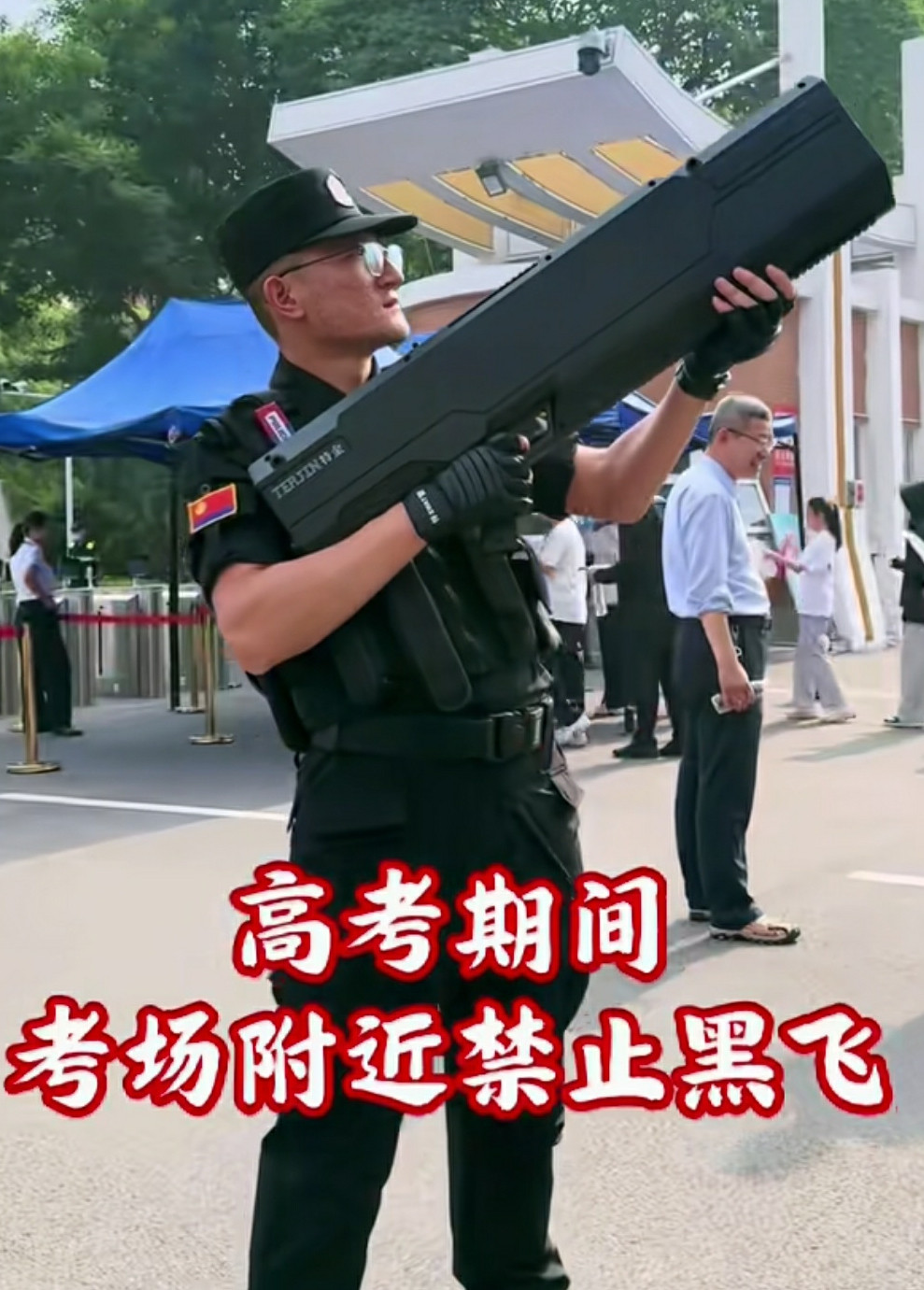 此刻，他是最帅的。