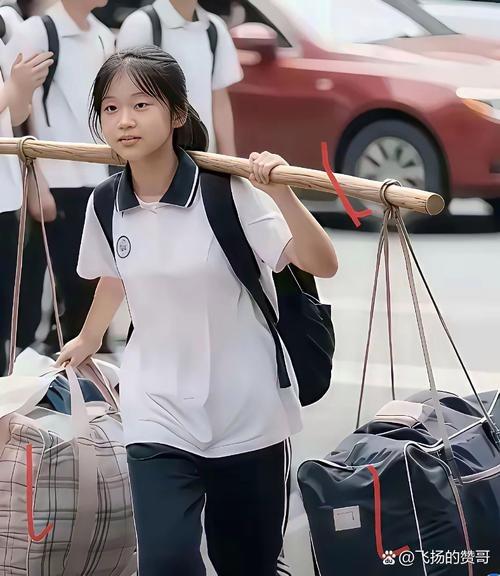 泪目了！四川，一小女孩6岁没了爹，9岁，妈妈就选择了改嫁。剩她一人在叔叔家，挨到