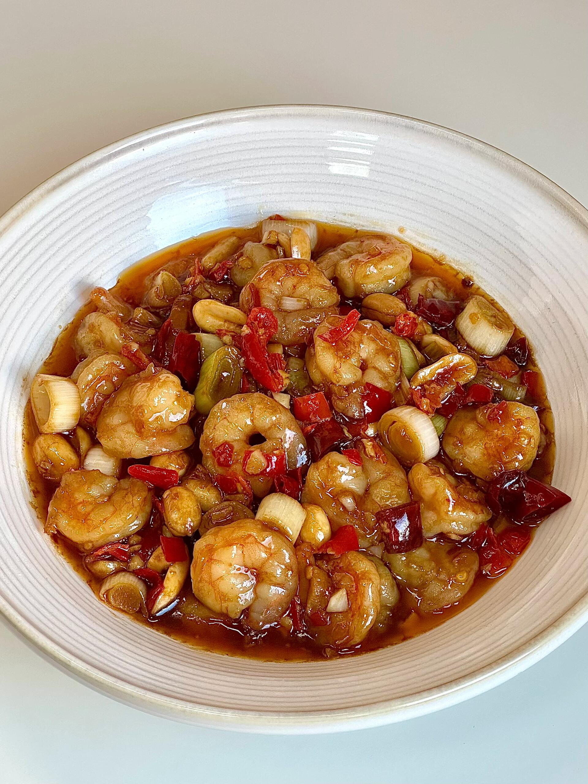 宫保剁椒虾仁，酸甜鲜辣，Q弹入味之前就特爱吃宫保虾仁，今天又加了点坛坛乡蒜香朝