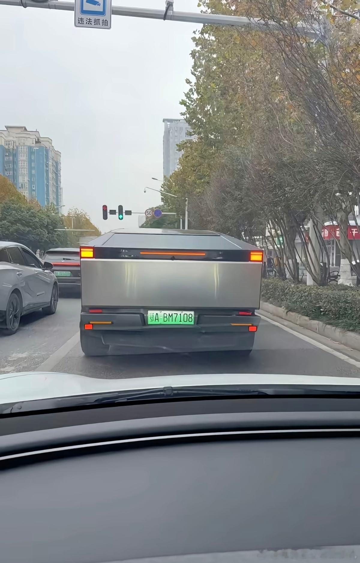 要不是有个车牌挂在上面，你敢信这是一辆汽车？