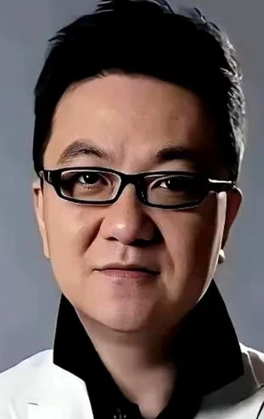 董路又开炮了，这次对准的是自己足球小将的家长。 起因挺简单：小球员李昊炎妈妈