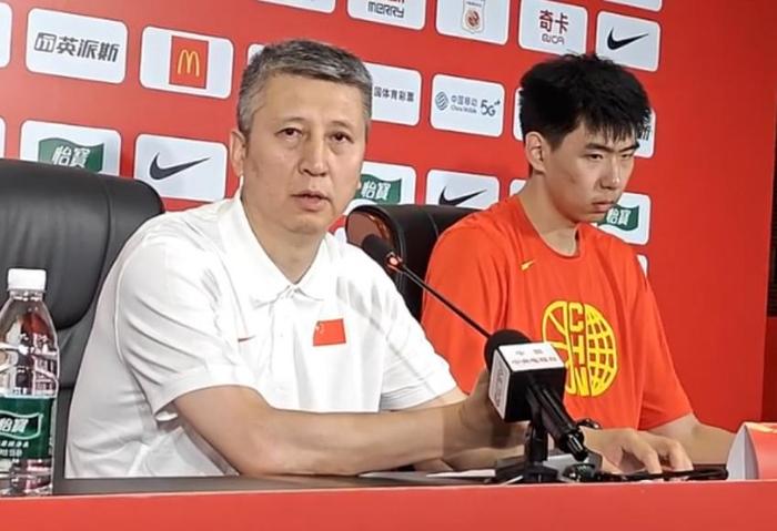 中国男篮热身赛首战传来最新消息，中锋位置有大的变化中国男篮热身赛今晚即将拉开战