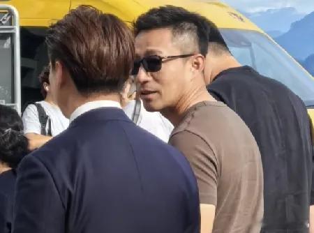 汪小菲带着马筱梅去瑞士考察，街头被路人偶遇，生图状态直接曝光。汪小菲穿一身休闲装，打扮随性，不少网友