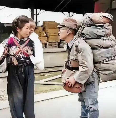 背着满身行囊的日本小兵正在与自己的妻子告别，无论是从直观感受，还是从旁边的参照物