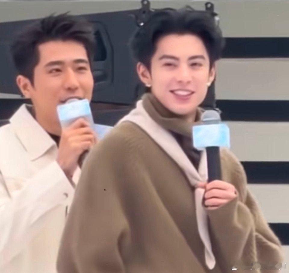 王鹤棣开门袭来的颜值暴击王鹤棣给粉丝展示秋裤王鹤棣魅力值拉满！开门瞬间颜值暴击直