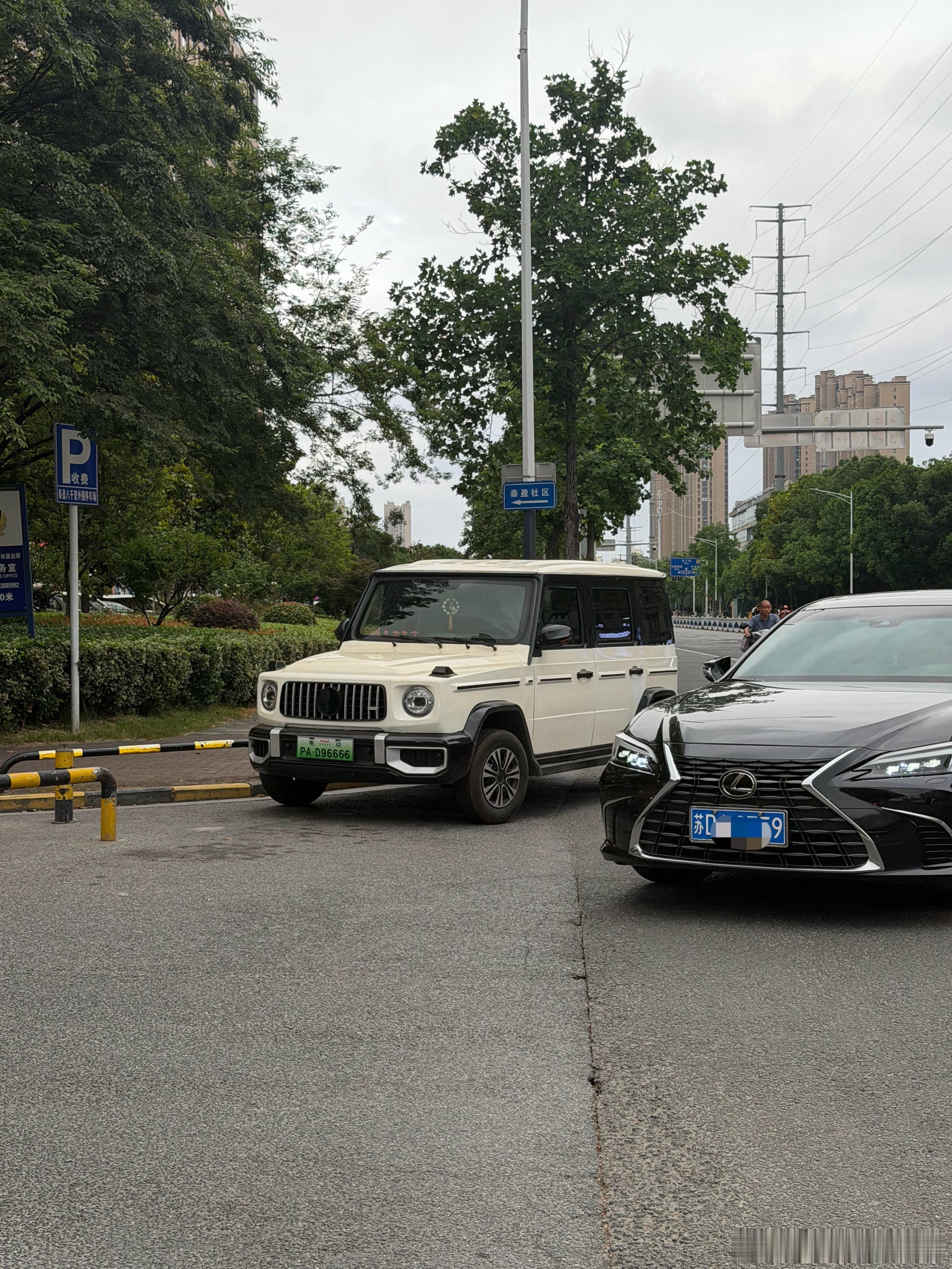 雷克萨斯气死了，给大G让行让了半分钟发现是个假的…