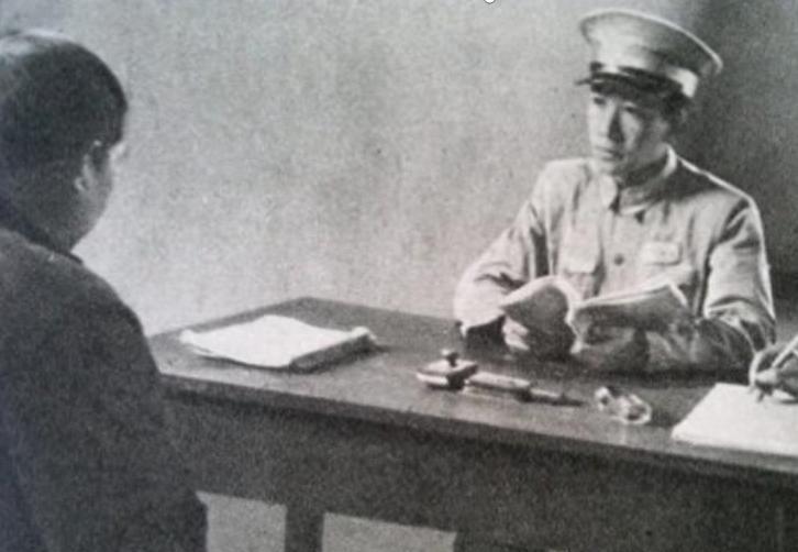 1950年，一国军起义将领吞鸦片自杀，贺捷生悲痛：他毕竟照顾过我“1950年1