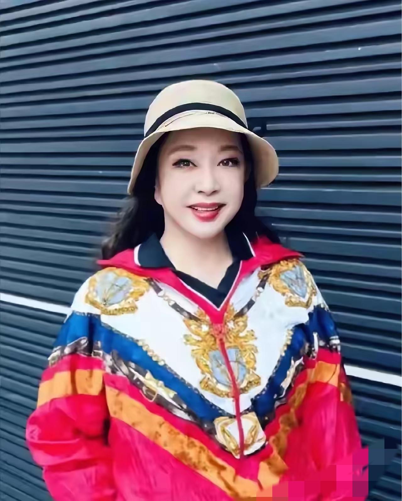 李小冉此刻的心情,估计比吃了苍蝇还难受。她没参与《一路繁花2》,却又好像无处不