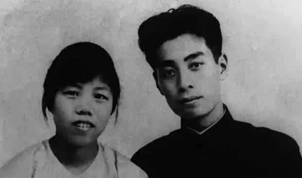上世纪60年代，一名英国记者向邓颖超提问：为何大家都互相称呼同志，唯独称呼您先生