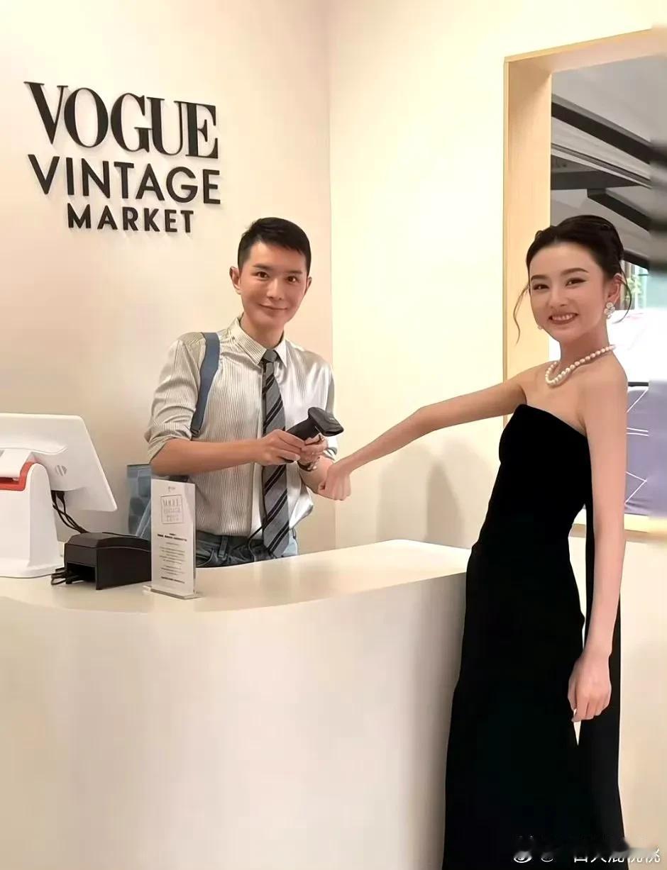 回归娱乐圈，她真的太瘦了感觉也就是八十斤的样子当然脸还是很胶原蛋白，表情