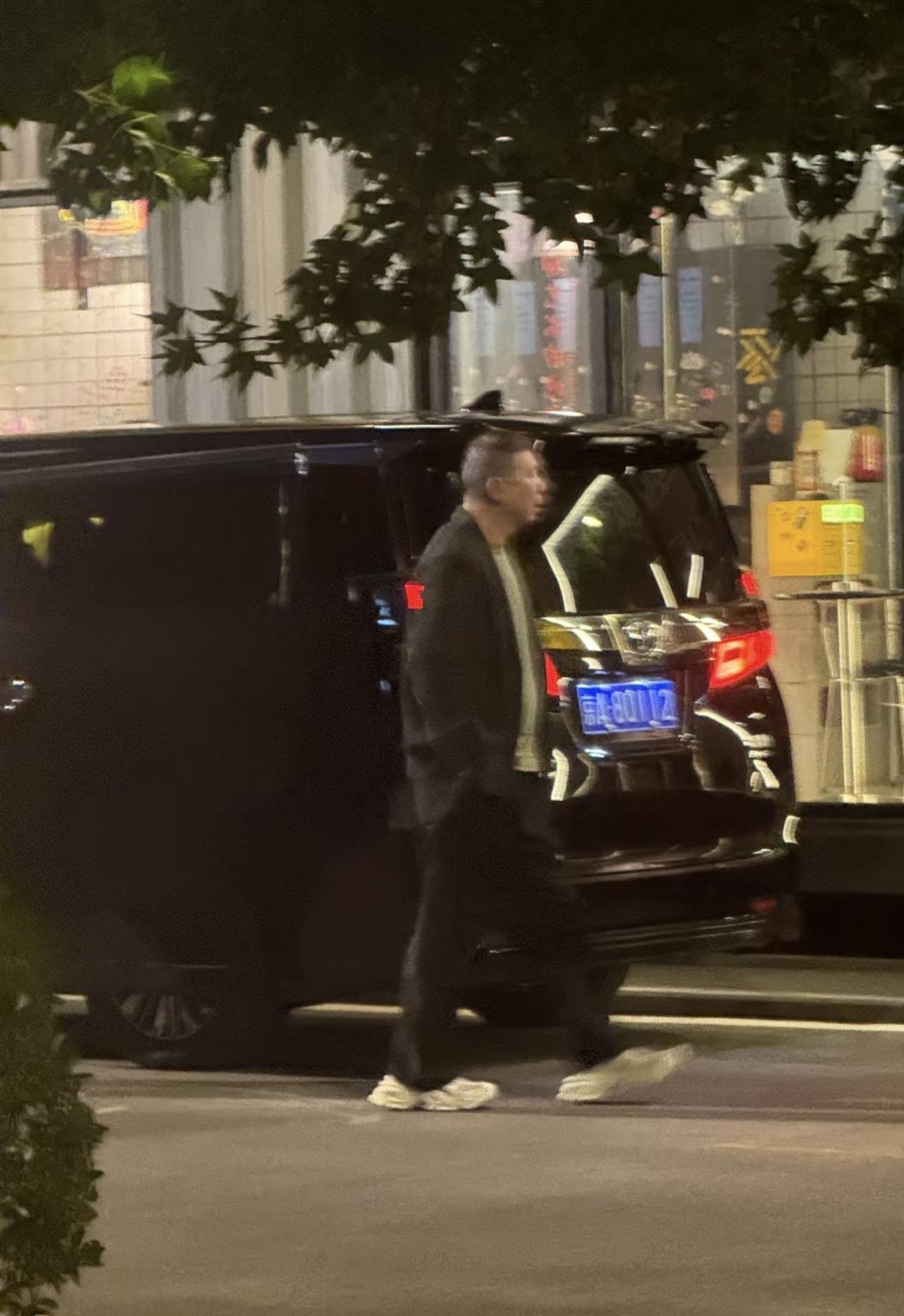 偶遇68岁冯小刚现身北京街头，穿西装气场强大，坐百万保姆车出行好阔气。9月5