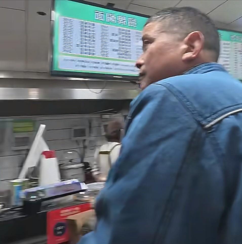 江苏一餐厅老板凌晨下班，正准备锁门时，看到门口蜷缩着一个女孩，便上前询问是怎么回