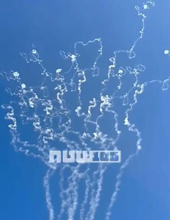 黎巴嫩真主党向以色列齐射火箭弹，大部分被以色列“铁穹”防空导弹系统拦截，少数突防