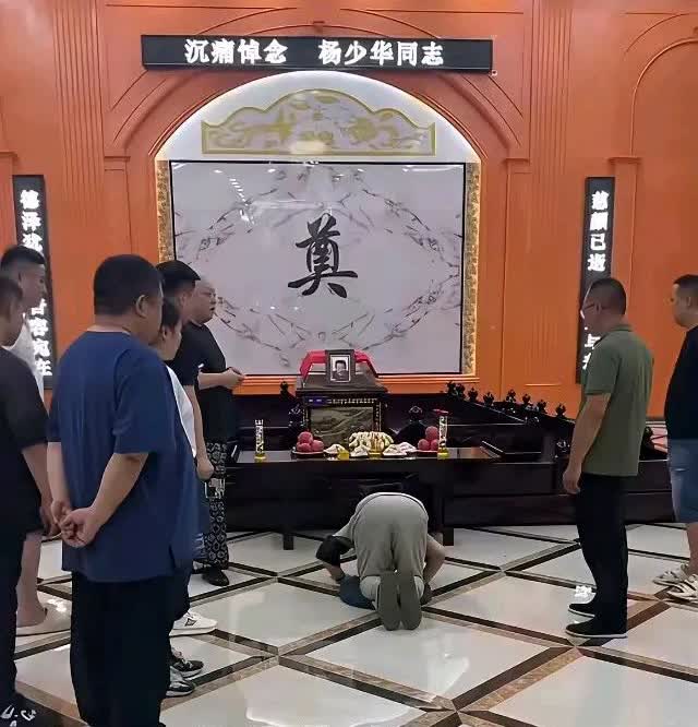 杨少华的葬礼热热闹闹，但是也尽显人间冷暖。明眼人看出来，相声界真正有名气的一个也