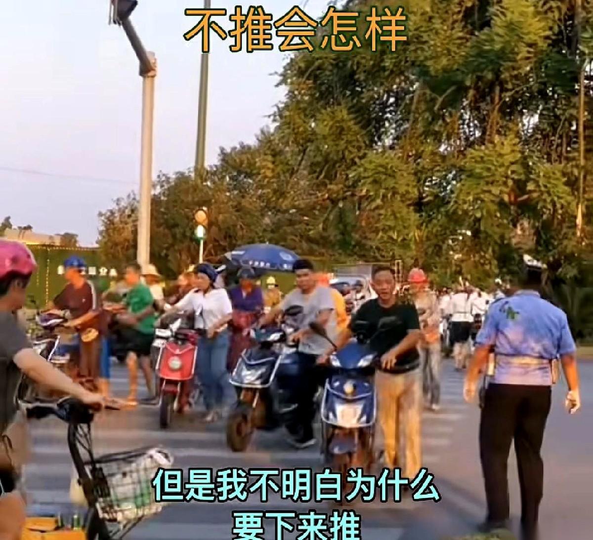 红灯跳绿的那一刻，我没有拧动油门，而是认命地跨下车，弯腰，死死扶住把手，像个笨拙