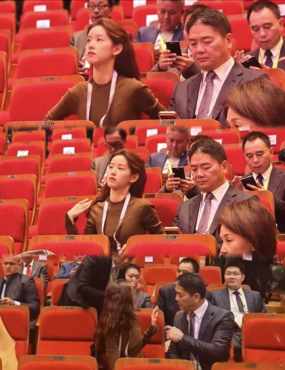 刘强东扶着章泽天风言风语的，关注就好了，千万别瞎传！​​​