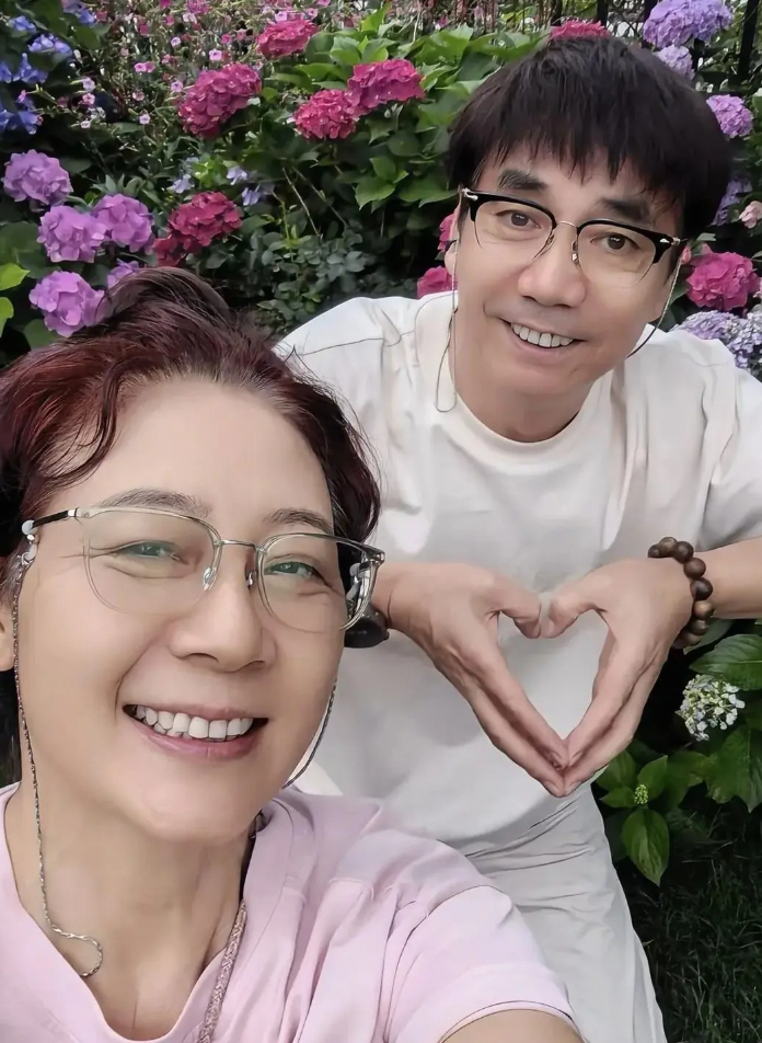 61岁范明的幸福晚年:与富婆妻子秀恩爱与继子关系亲密