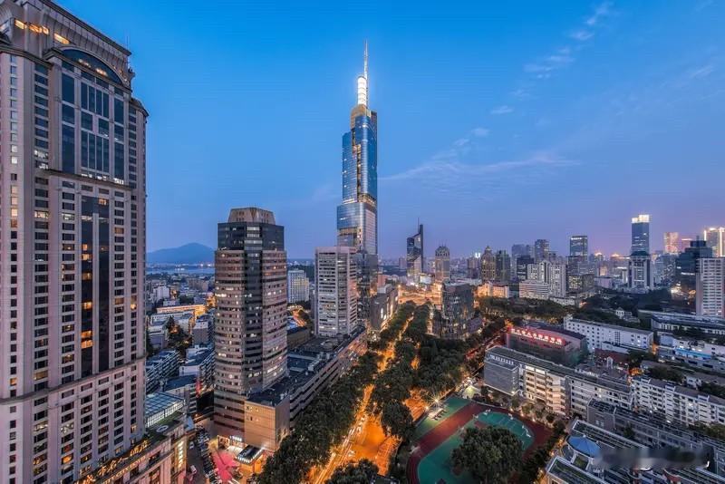 南京楼市：2020年10月‑2021年11月，南京迎来一轮普涨行情。鼓楼房价