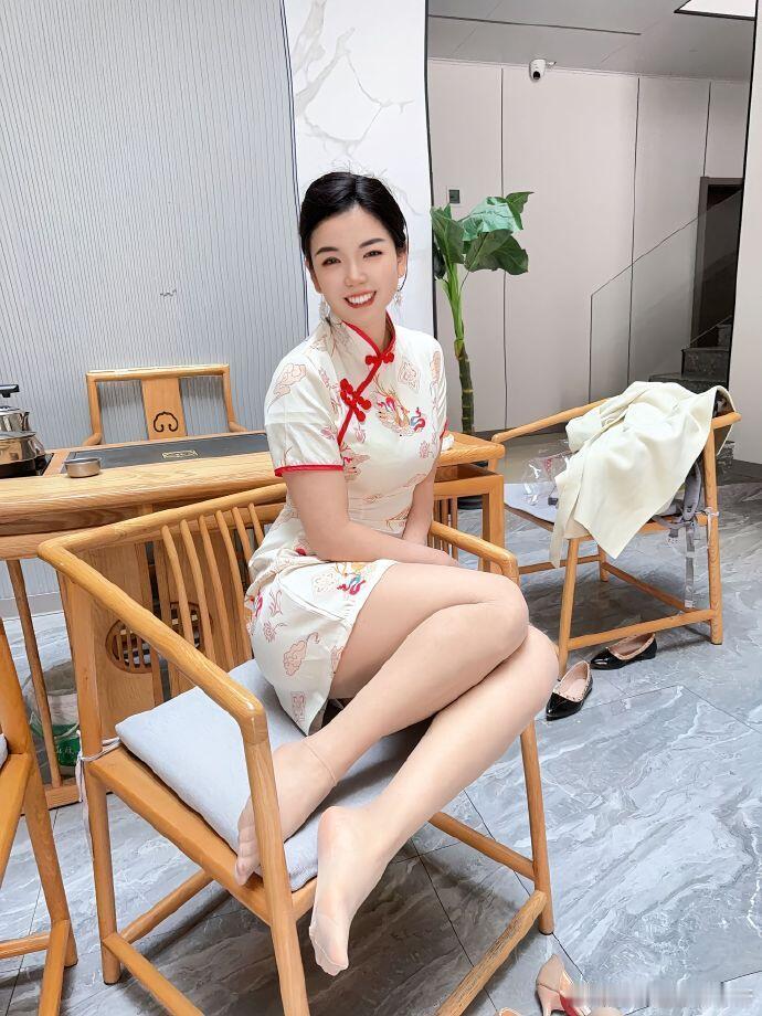 旗袍更搭丝袜，袜尖加固那种~​​​