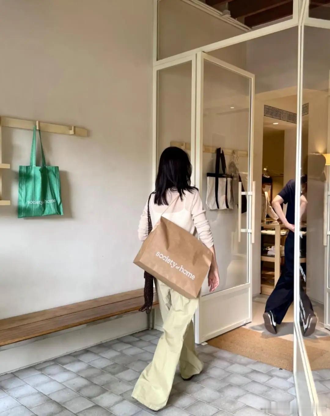 董洁现身上海一家服装店买衣服，她打扮时尚又大气，她真人看起来好瘦，皮肤紧致细腻，