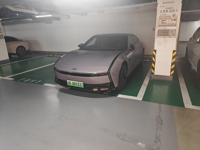 试驾新一代小鹏P7只说缺点1.试驾感觉最大问题其实是hud无法手动调节景深肉