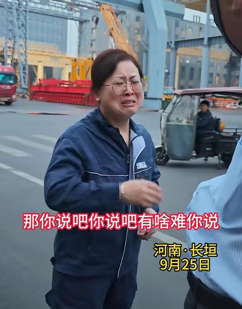 河南，一矿山厂的一名女子员工中秋节自愿加班，反倒被前来慰问加班员工的老板崔培军当