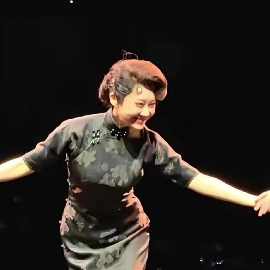 许晴到底经历了什么，像戴着一副假面具，面部浮肿眼睛也快睁不开了，美人迟暮。许