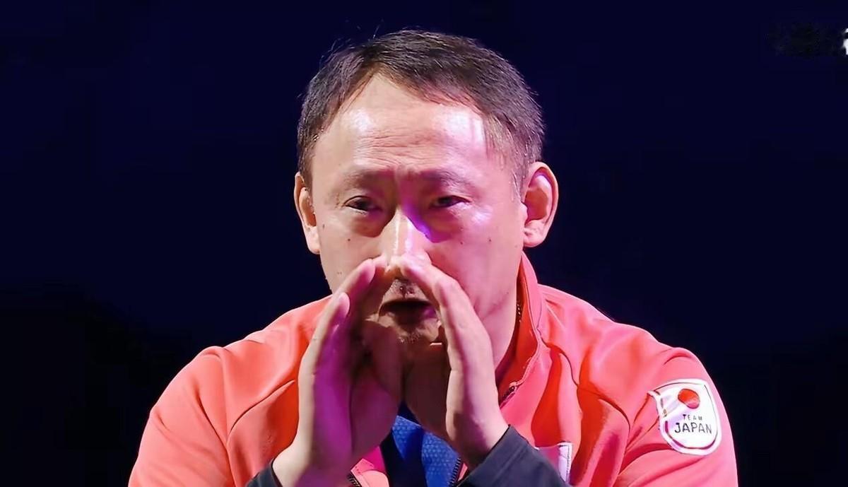 张本宇眼角那滴泪，没擦，就那么挂在脸上！女儿张本美和鏖战六局，以4比2战胜卫冕冠