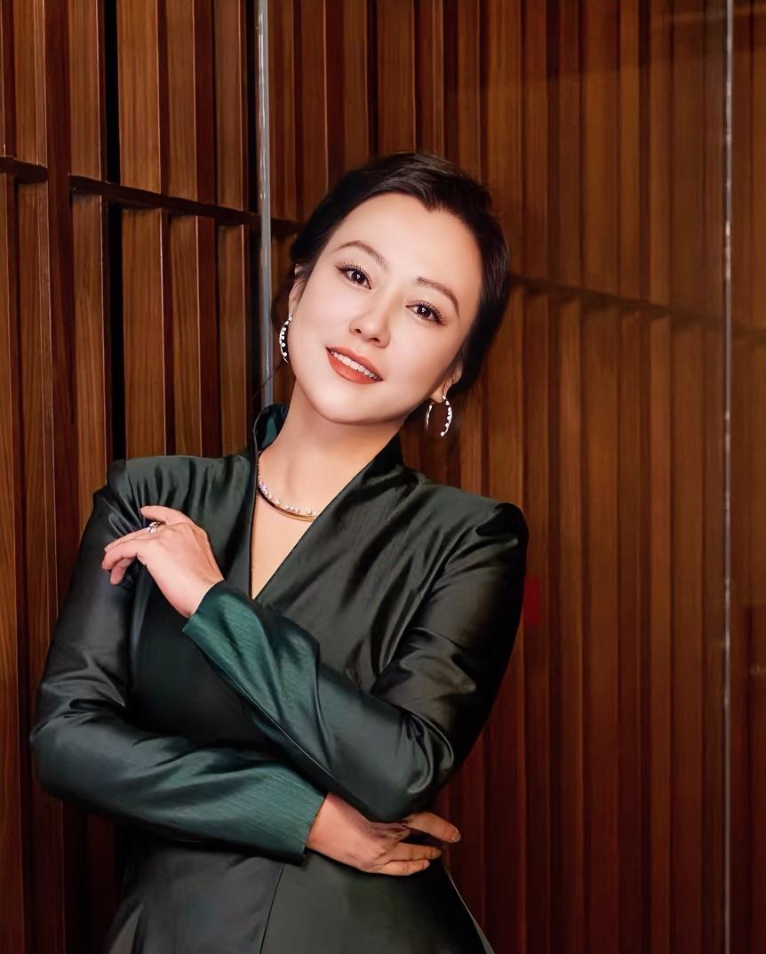 郝蕾这下是回旋镖了，当年说金莎的话每句都体现在自己身上了，她说：金莎你做好歌