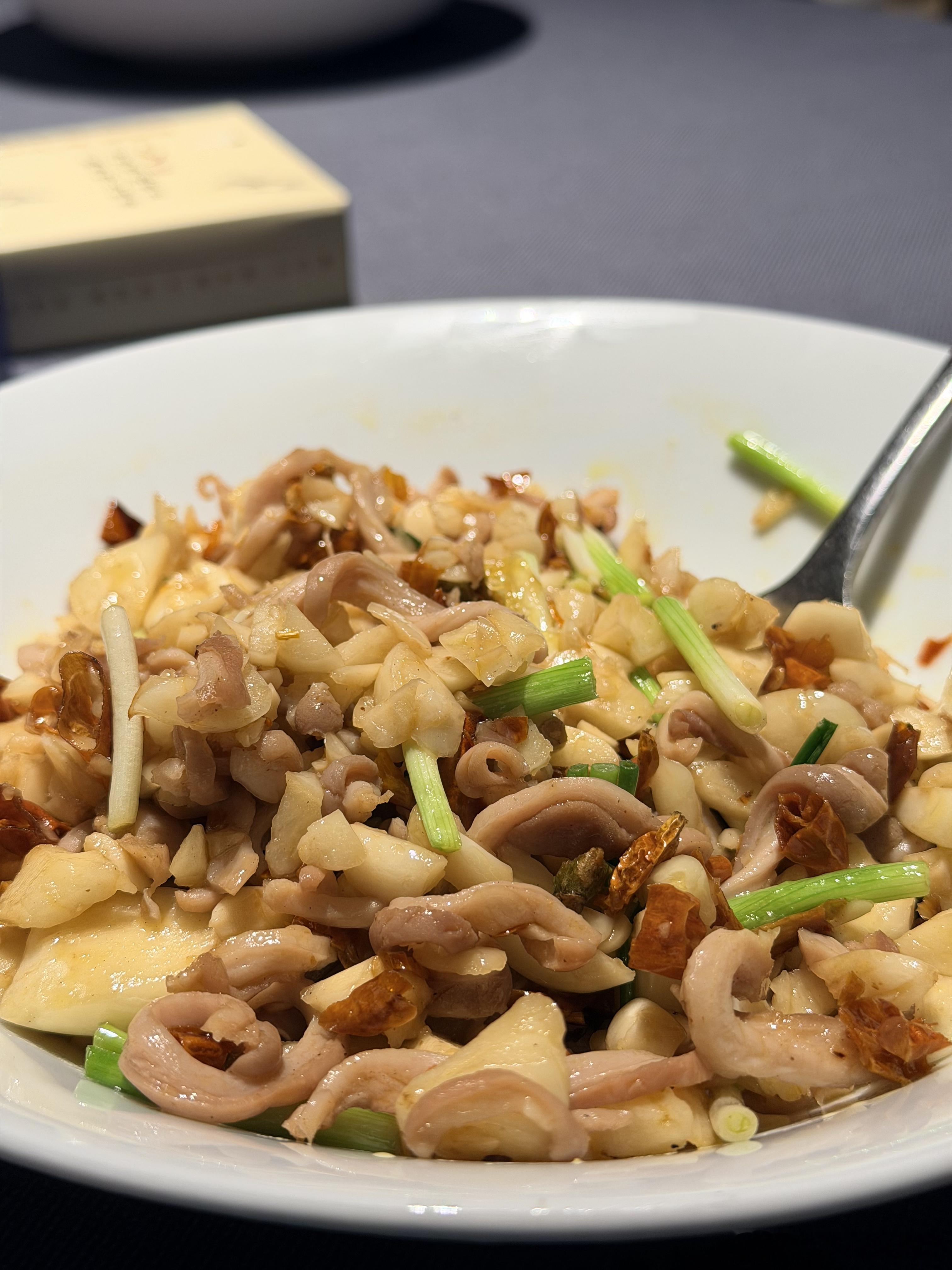 中午和朋友吃湘菜！店名叫“白沙驿”，很有“锅气”的一家店。我们点了几道经典菜：