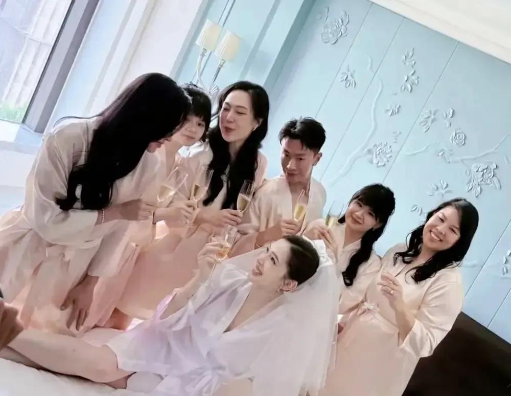 许玮甯邱泽昨天在台北补婚宴，现场照片一出来直接把热搜爆掉。四年前偷偷签字，今年