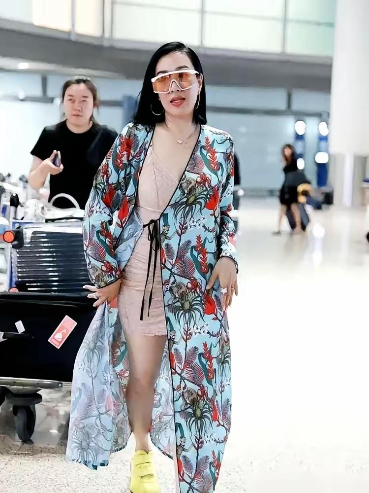 55岁的钟丽缇在三亚穿“情趣睡衣”出门，可太有话题度了。生图里她肩膀厚实、有富贵