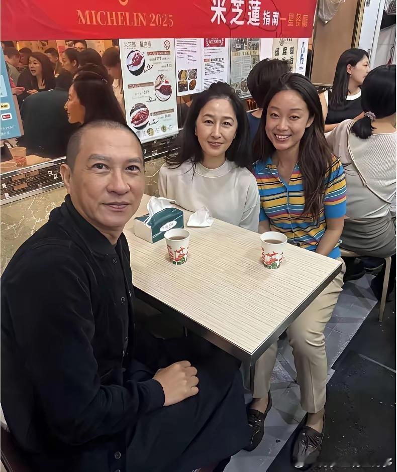 关咏荷女儿张童近来被拍到和爸妈同框，皮肤偏黑引发热议。不少网友觉得这跟爸妈的白皙