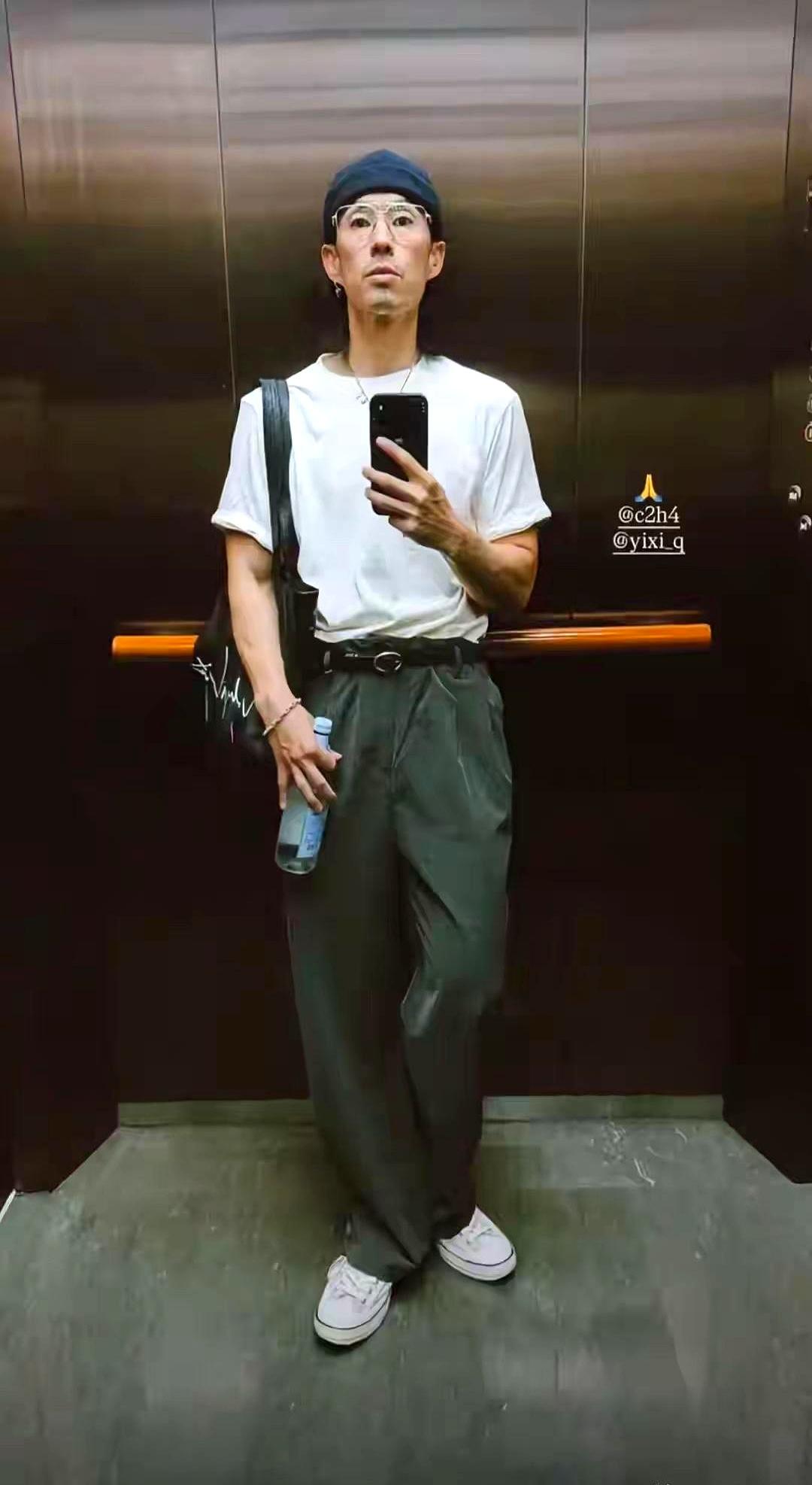 47岁的吴建豪一张近照吓坏不少人，脸颊凹陷、眼神凌厉，网传体重甚至跌破了100斤