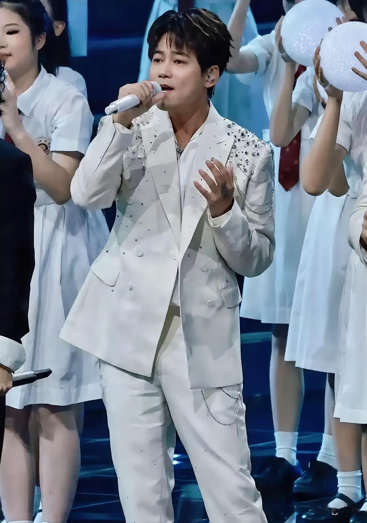 苏醒大湾区音乐会跑调，网友：这是要冲“车祸现场”榜单？家人们，谁能想到央妈