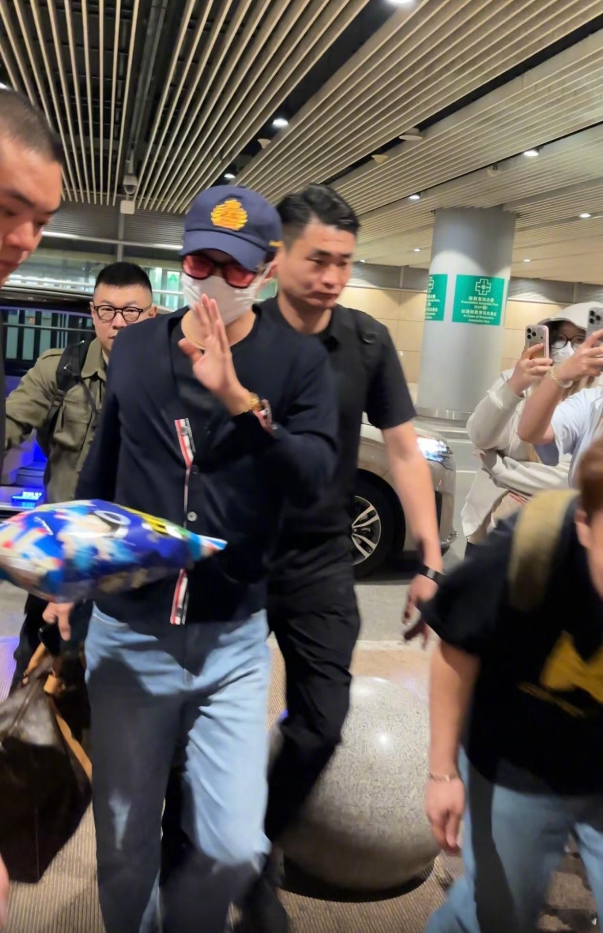 吴世勋婉拒浪味仙吴世勋面对诱惑就这样用手弱弱抵抗，实则包里已经装满浪味仙了（bu