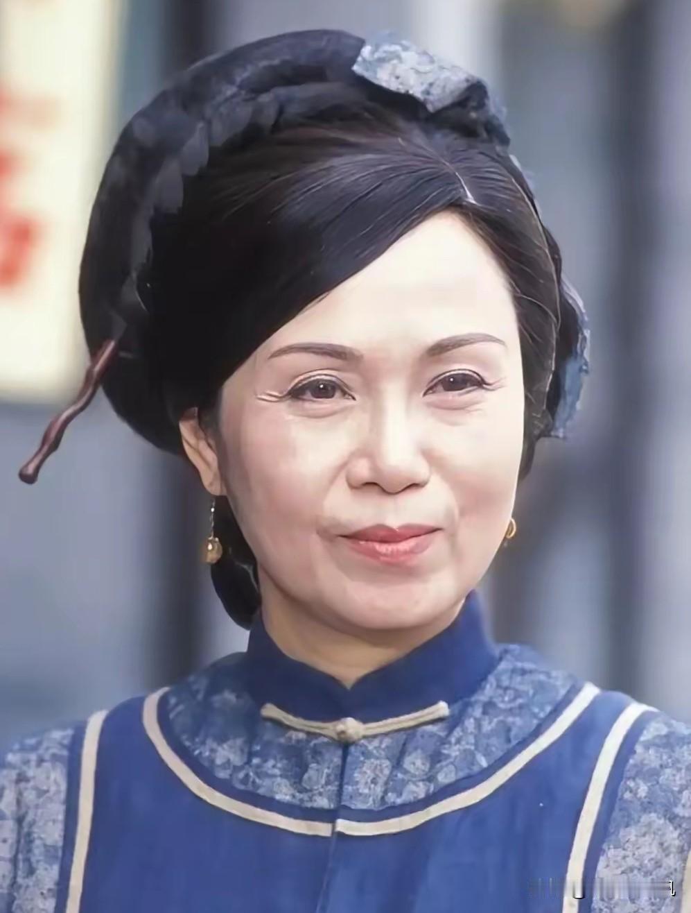 79岁香港演员陈嘉仪，丈夫离世后曾独自在珠海生活五年。她和两个儿子多年断联，矛盾