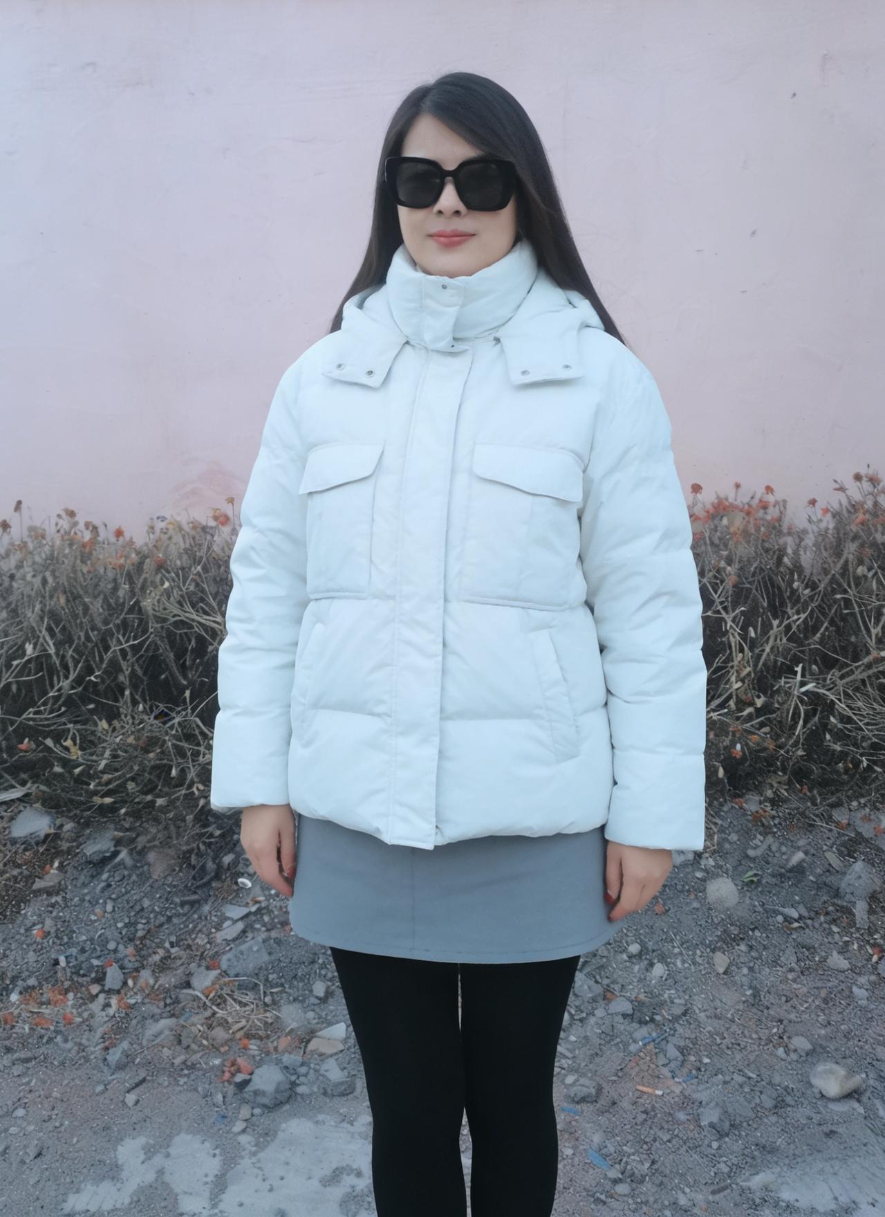 粉壁凝寒色，疏丛落碎红。白衫笼暖絮，灰袂曳轻风。墨镜遮晴霭，朱唇映冷空。亭