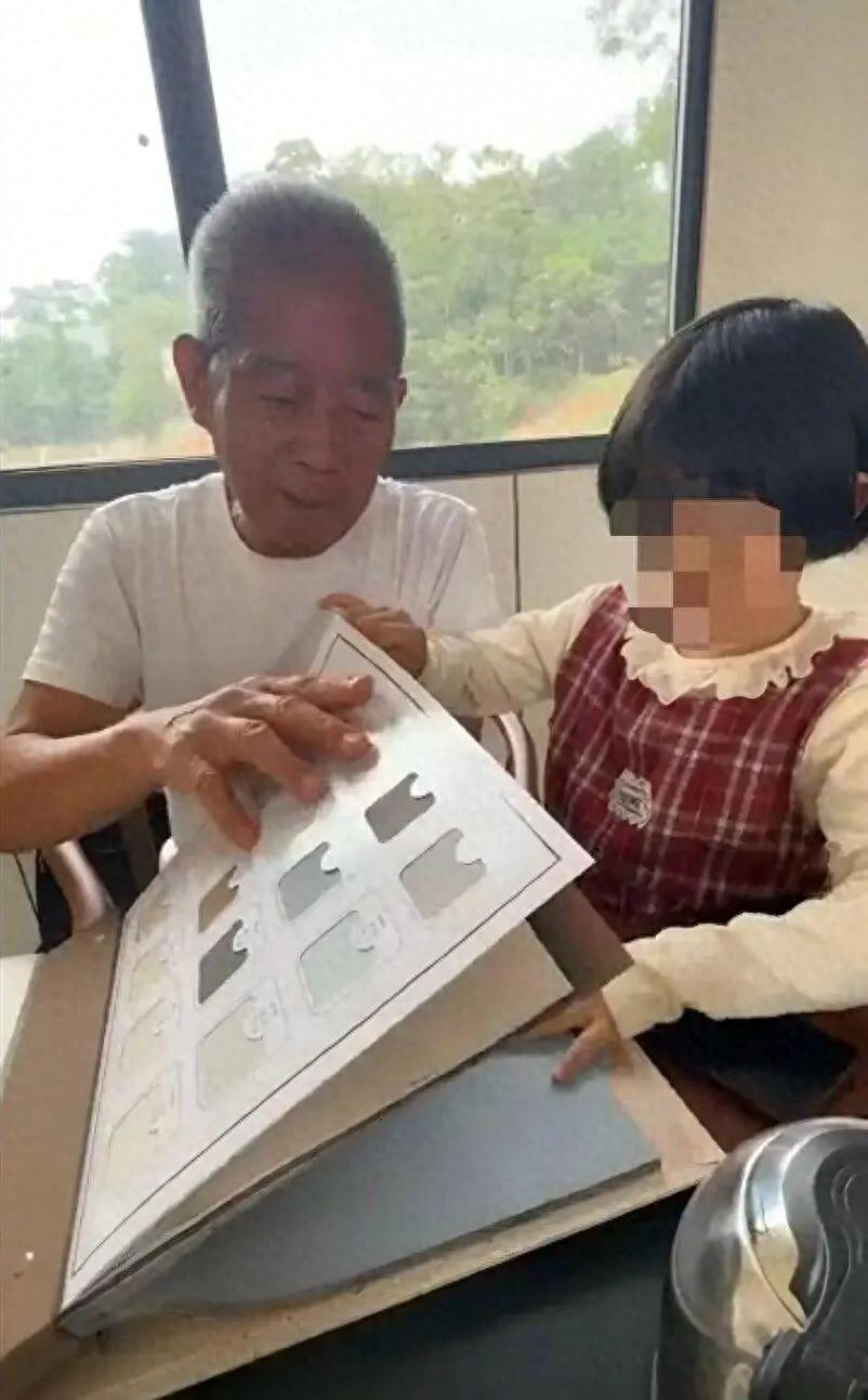 广西南宁，67岁生下女儿的田新菊如今脑梗偏瘫住院了，现在75岁的黄维平抚养6岁女